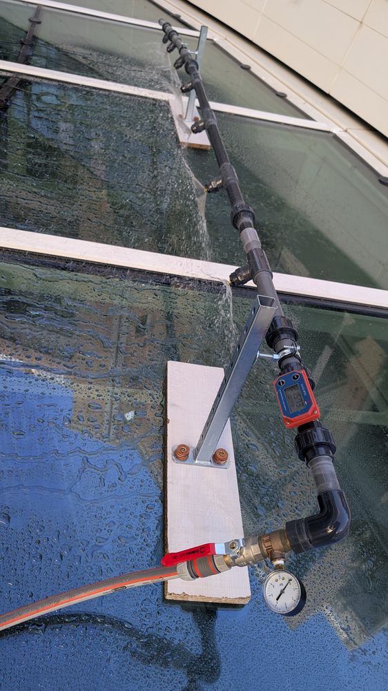 Essai d’étanchéité à l’eau à la rampe sur une façade vitrée