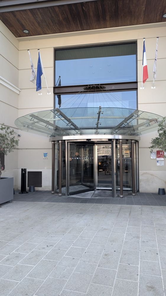 Entrée vitrée avec porte tambour et auvent