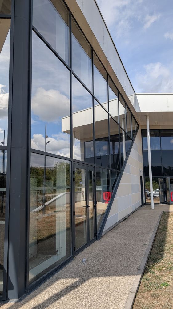 Façade vitrée en angle aigu