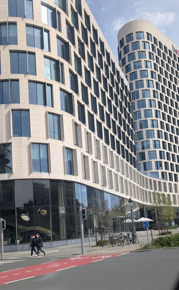 Façade courbe à menuiseries rapportées