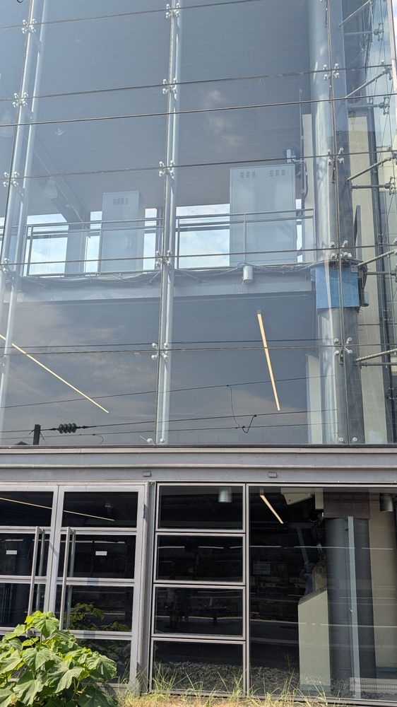 Façade vitrée en cours de pose