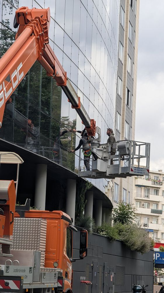 Contrôle d’une façade vitrée depuis une nacelle