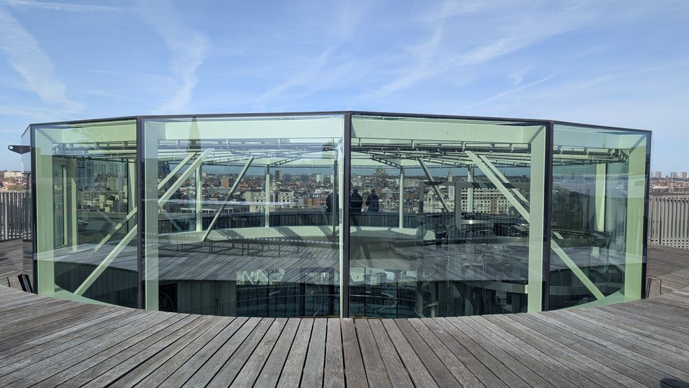 Pavillon vitré à façade courbe